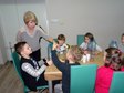 Karmniki dla ptaków powstały dziś w wieluńskiej bibliotece miejskiej